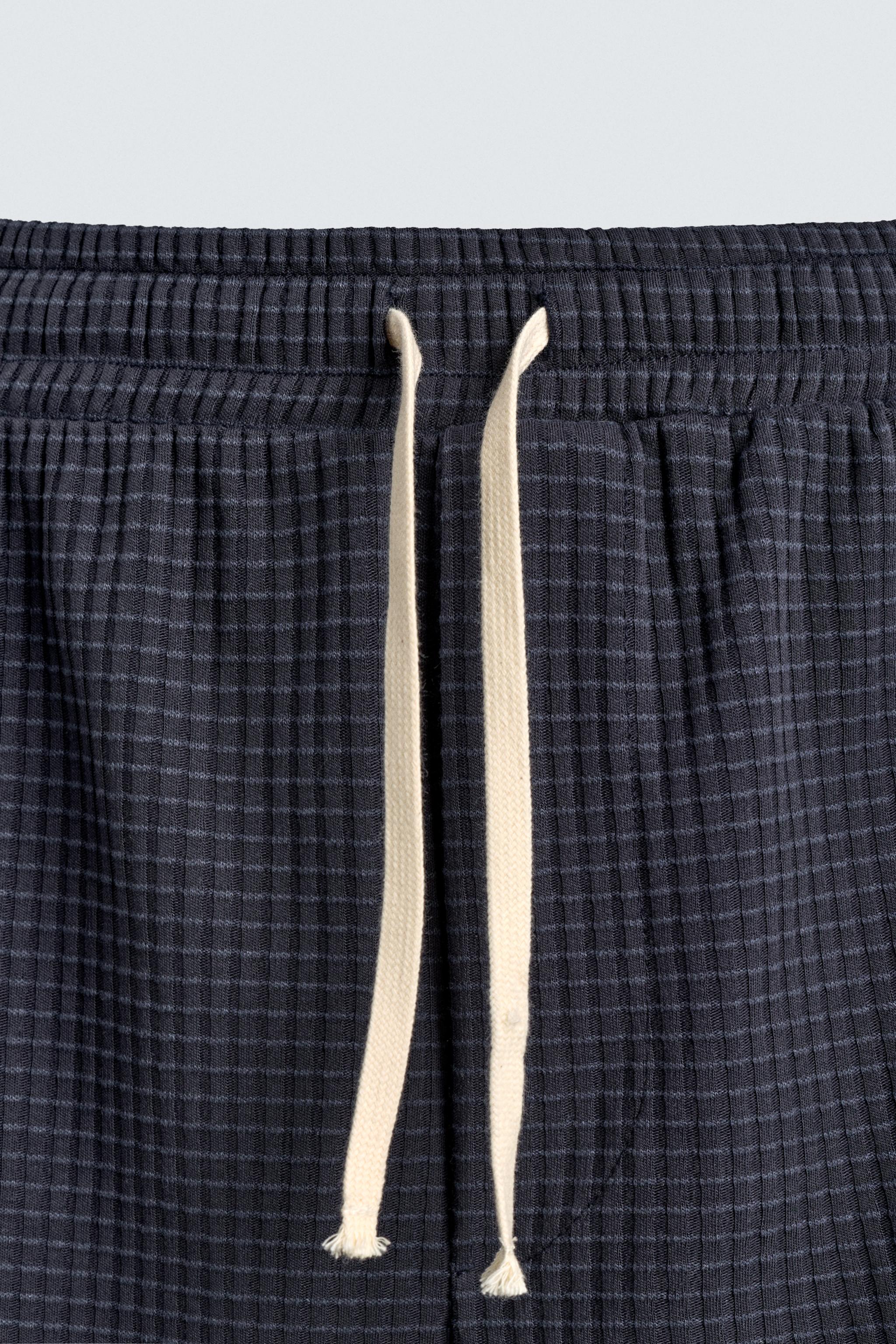 TEXTURED JOGGER SHORTS